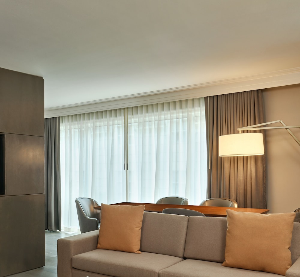 Junior Suite, Mobility Accessible (w/ RI Shower) - Photo 4