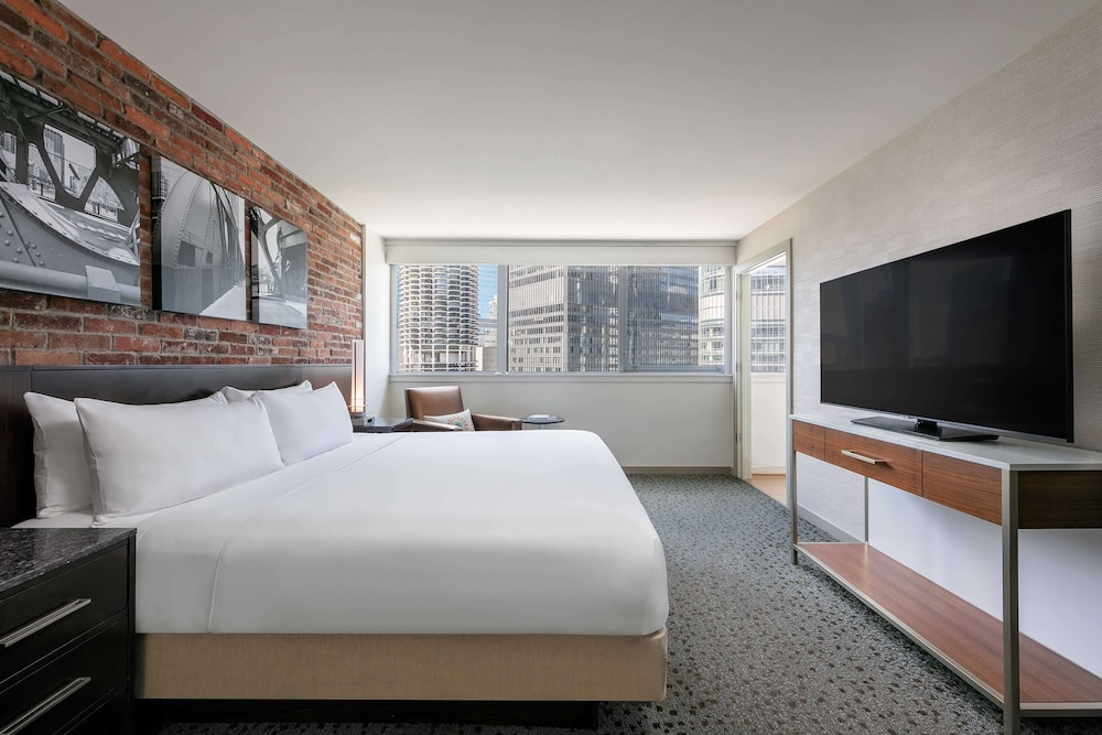 Suite, 1 Bedroom (Lasalle, King, Hearing Accesible) - Photo 3