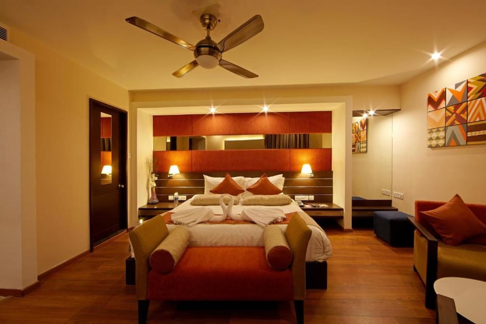 Deluxe Room, 1 King Bed, City View photo 1