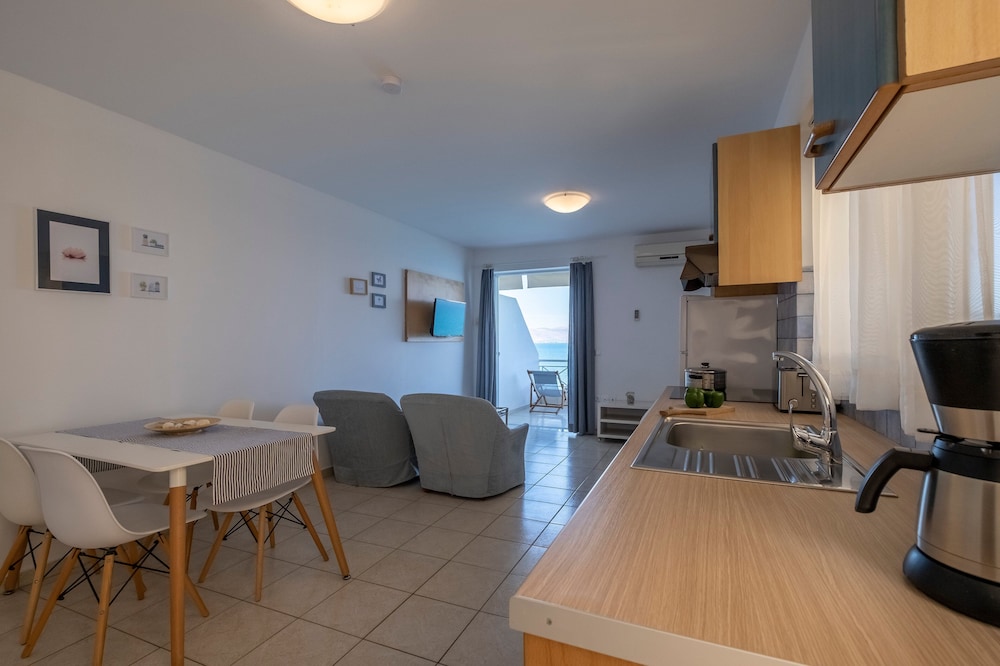 Apartment, 1 Bedroom, Sea View, Beachfront photo 2