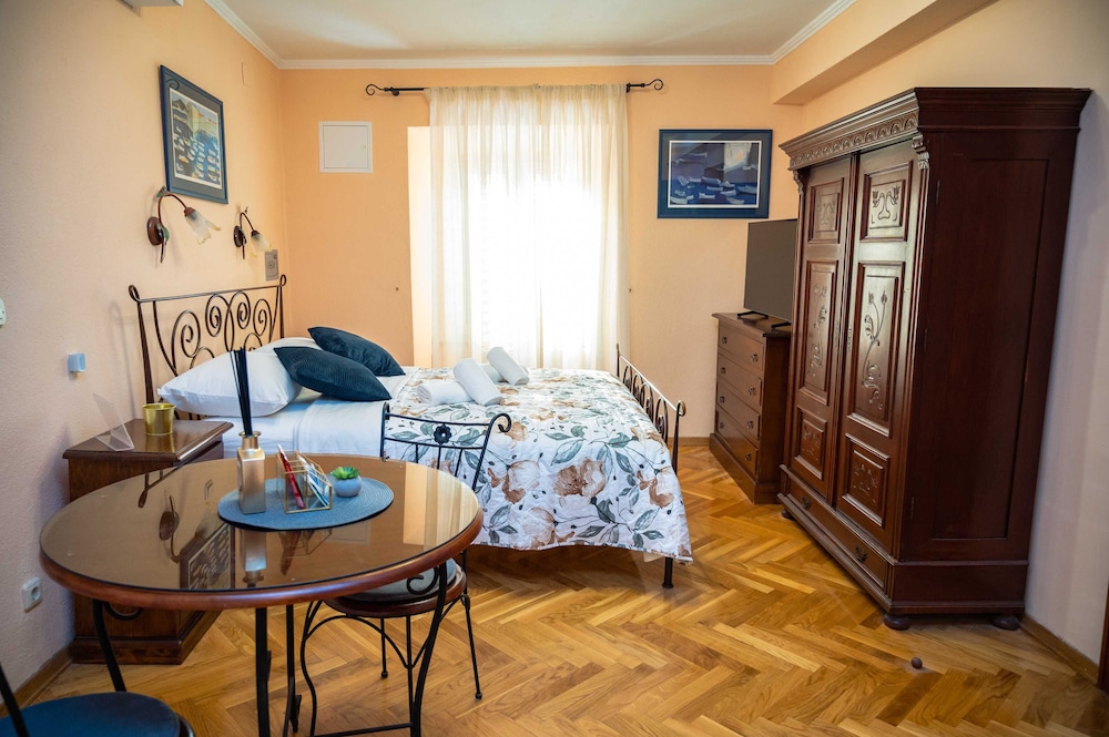 Double Room (Deluxe King Room 8) photo 1