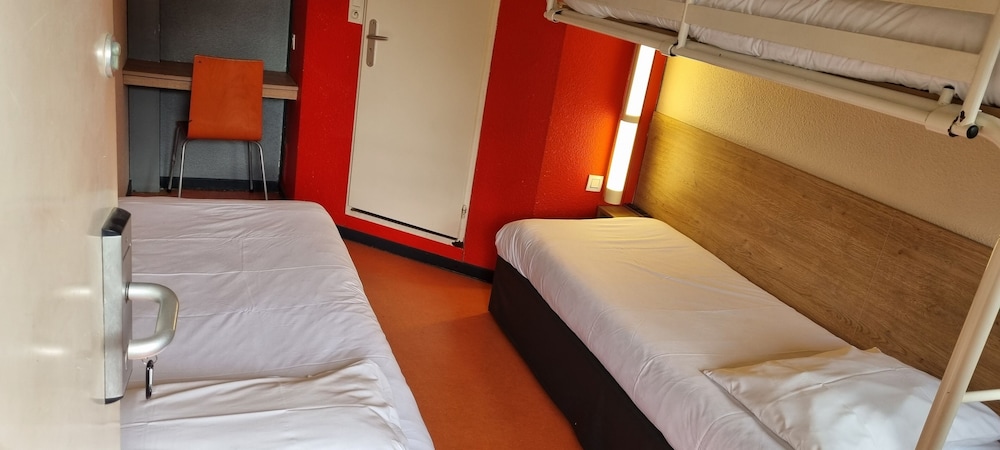 Room, 3 Twin Beds - Photo 1