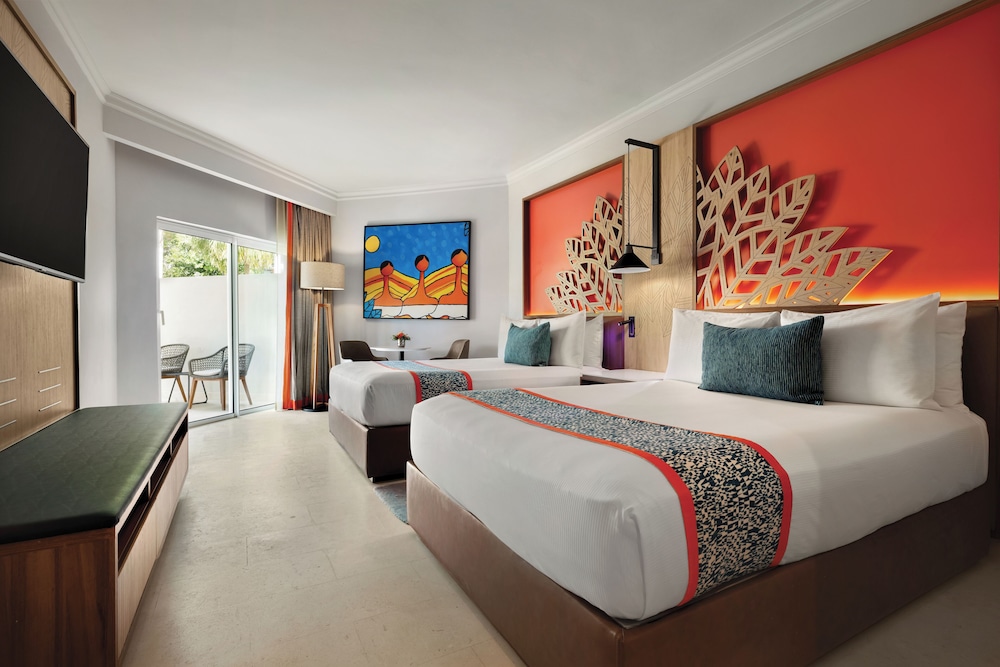 Club Room, 2 Queen Beds, Garden View (Preferred) - Photo 2