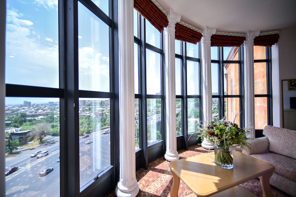 Honeymoon Studio Suite, City View photo 3