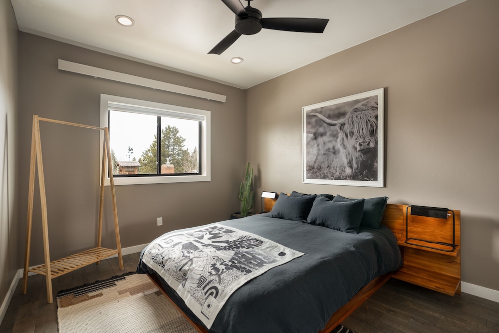 Black & Tan Mountain Town Apartment photo 2