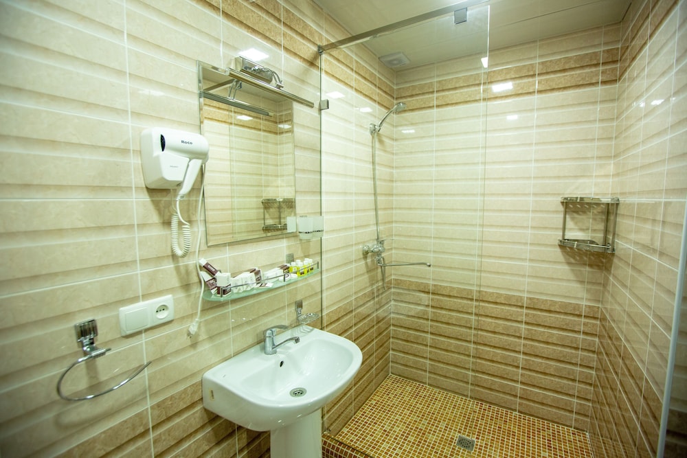 Standard Twin Room - Photo 2