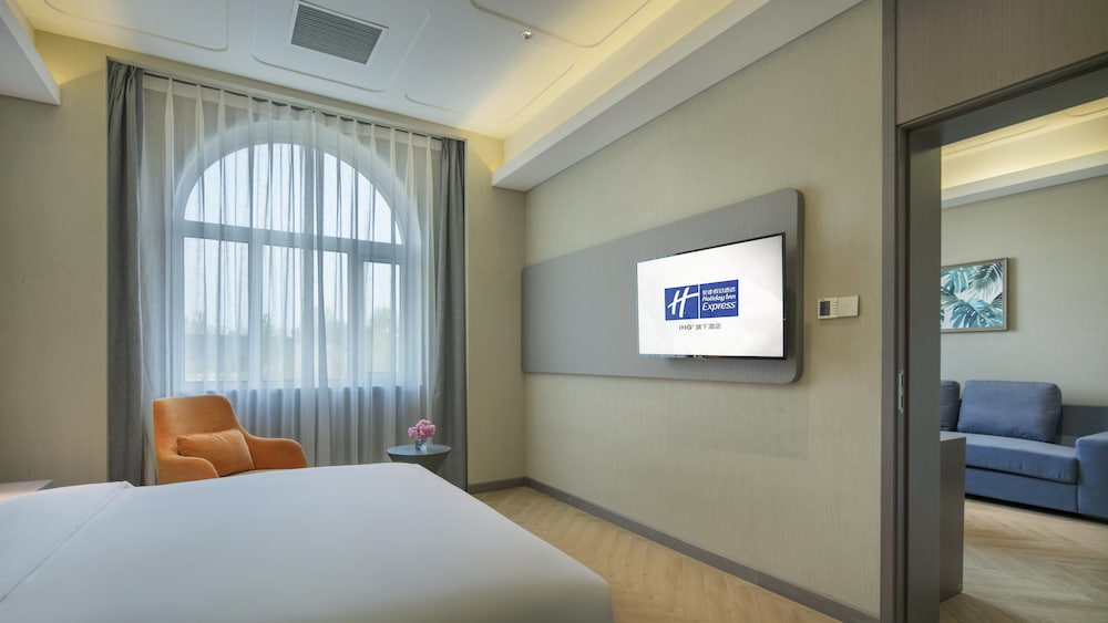 Suite, 1 King Bed (Additional Living Area) - Photo 2