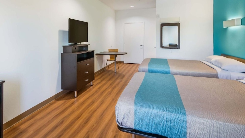 Deluxe Room, 2 Queen Beds, Non Smoking, Refrigerator & Microwave - Photo 3