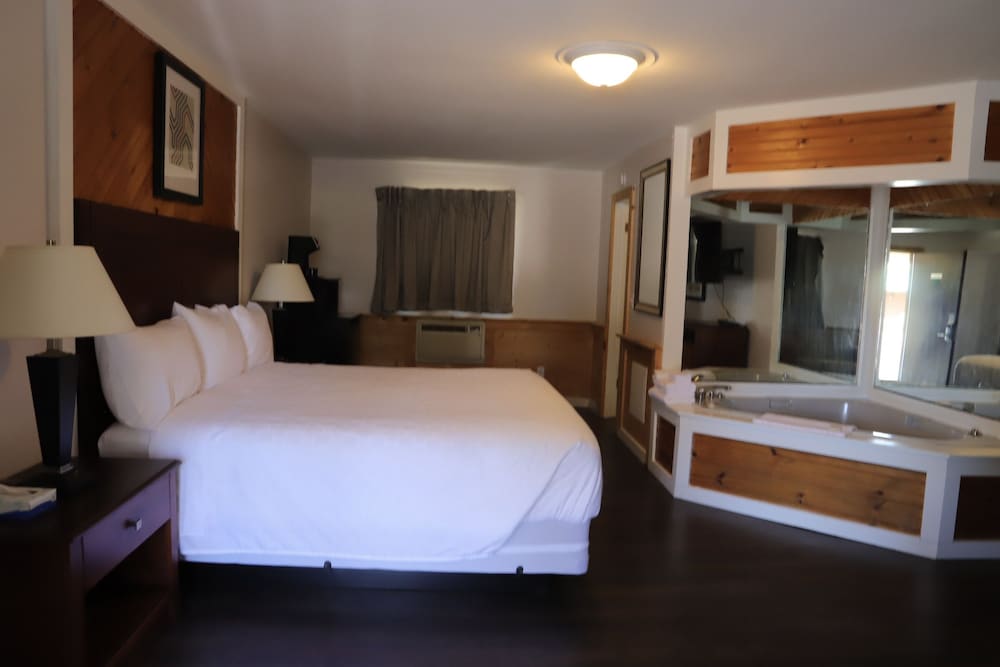 Deluxe Room, 1 King Bed, Hot Tub photo 1