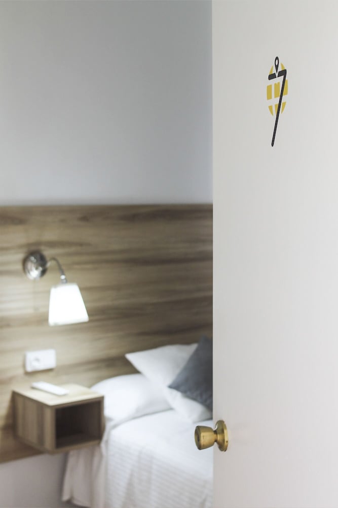 Business Twin Room - Photo 9
