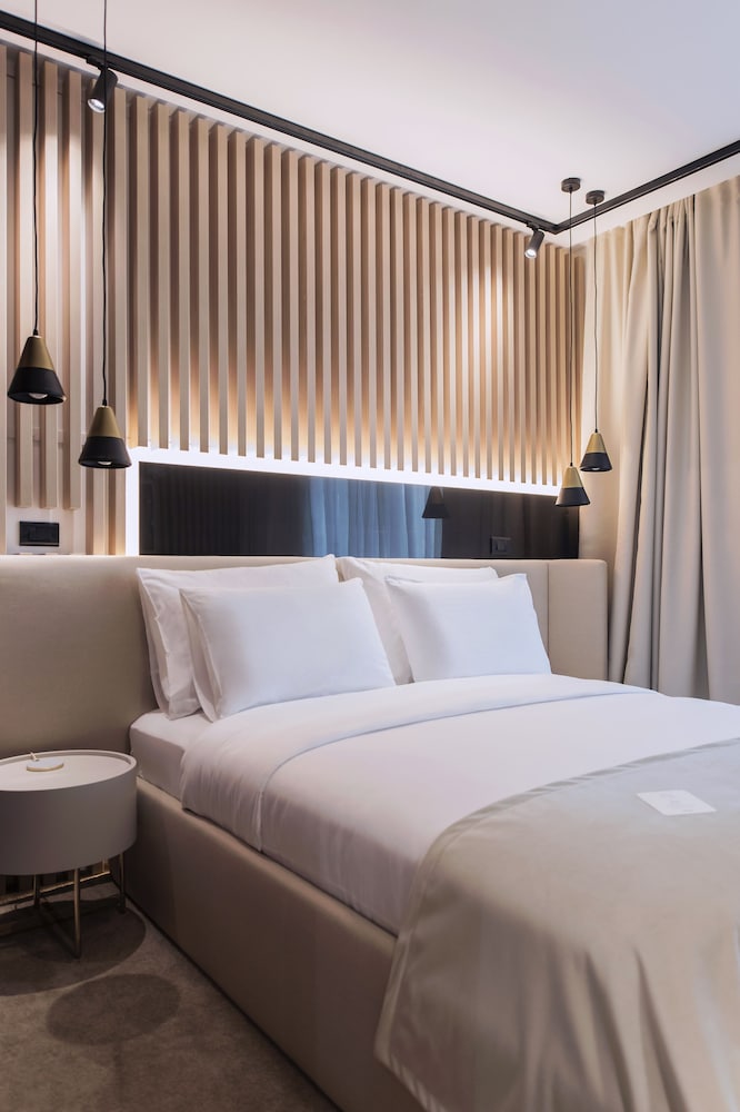 Deluxe Room, 1 Queen Bed photo 1