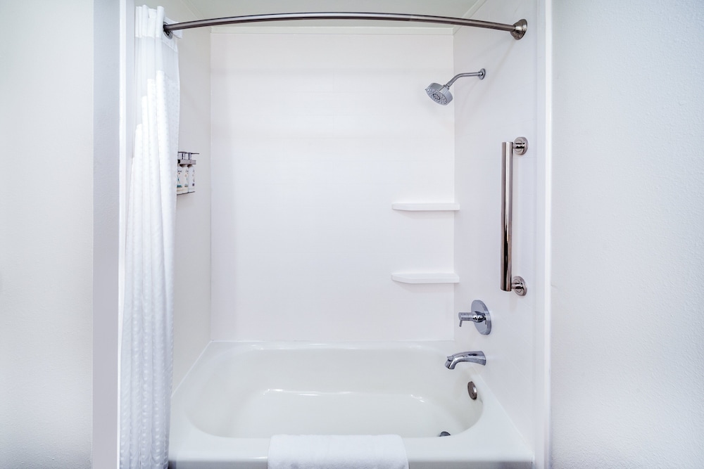 Standard Room, Multiple Beds, Accessible, Non Smoking (Comm) - Photo 9