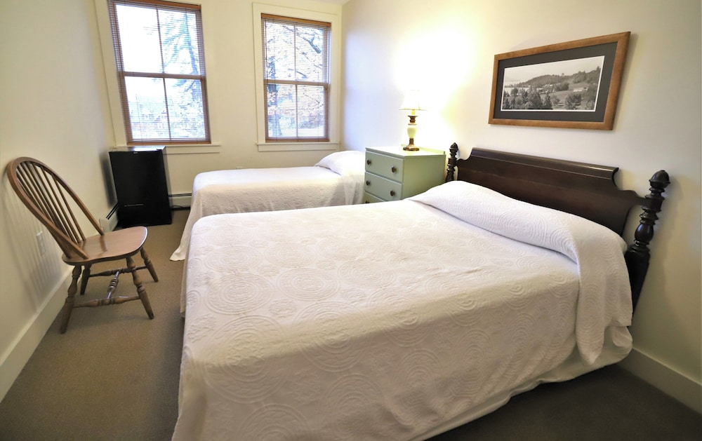 Classic Room, Multiple Beds, Courtyard View photo 1
