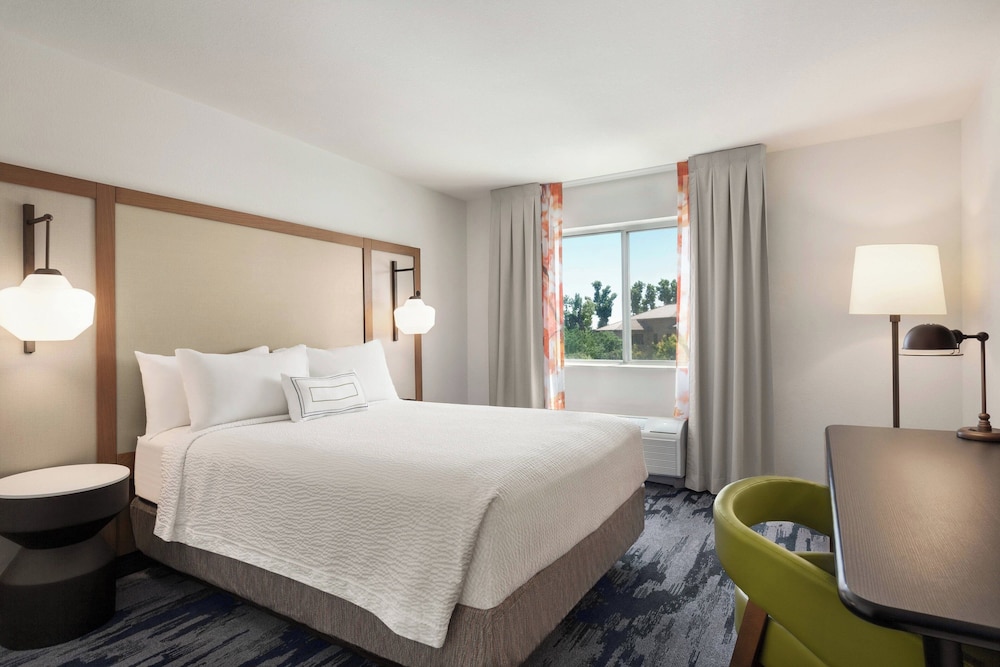 Room, 1 Queen Bed (Mobility Accessible, Tub) - Photo 4