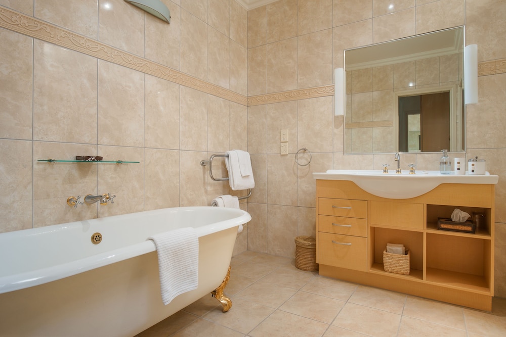 Luxury Twin Room, Private Bathroom, Partial Lake View photo 3