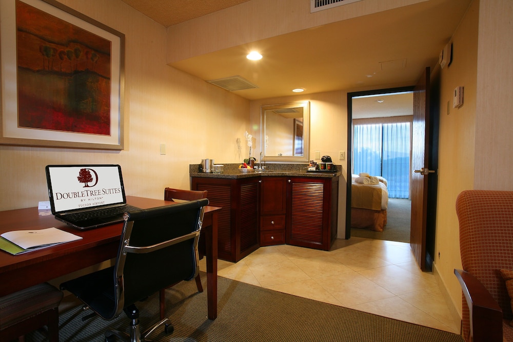 Suite, 2 Double Beds - Photo 2