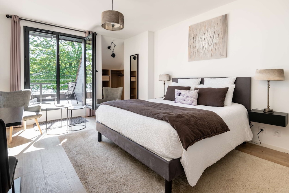 Comfort Room, 1 Queen Bed, Non Smoking, Lake View photo 1
