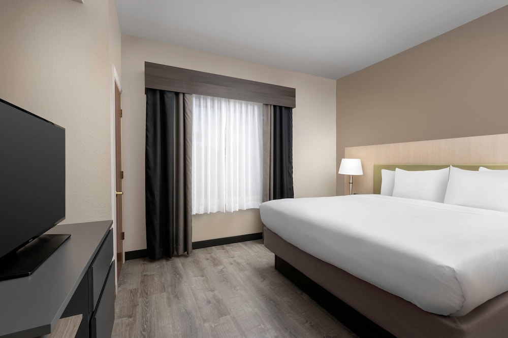 Suite, Multiple Beds, Non Smoking (Upgrade) - Photo 1