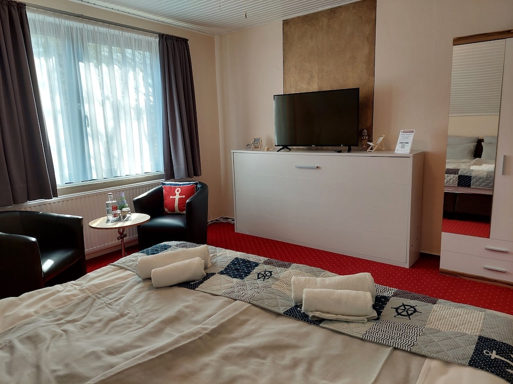 Double room, bathtub and shower photo 3
