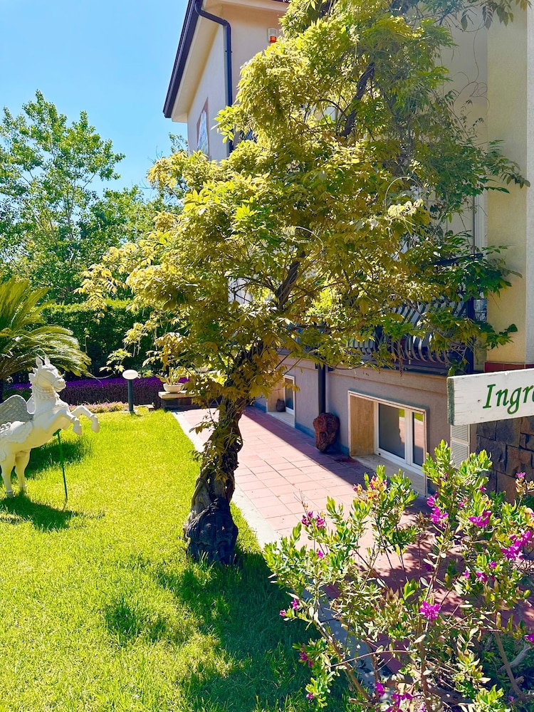 Classic Double Room, 1 Bedroom, Private Bathroom, Garden View, photo 6