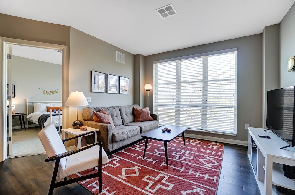 Downtown Designer 2BR Parking W D Gym Pool, Foto 17