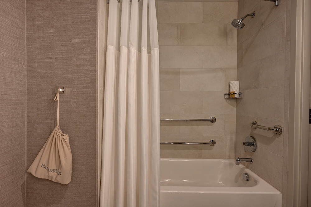 Suite 2 Queen Beds, Accessible, Bathtub