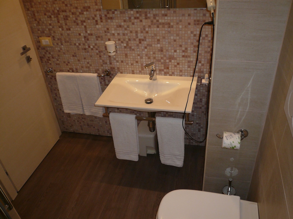 Classic Twin Room - Photo 12