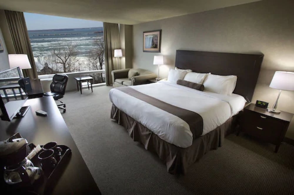 Tower Room Falls View One King Heart-Shaped Jacuzzi Room