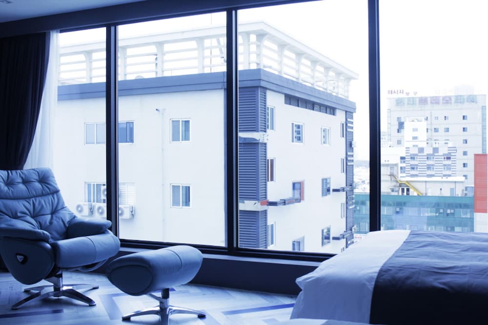 Family Room, City View photo 2