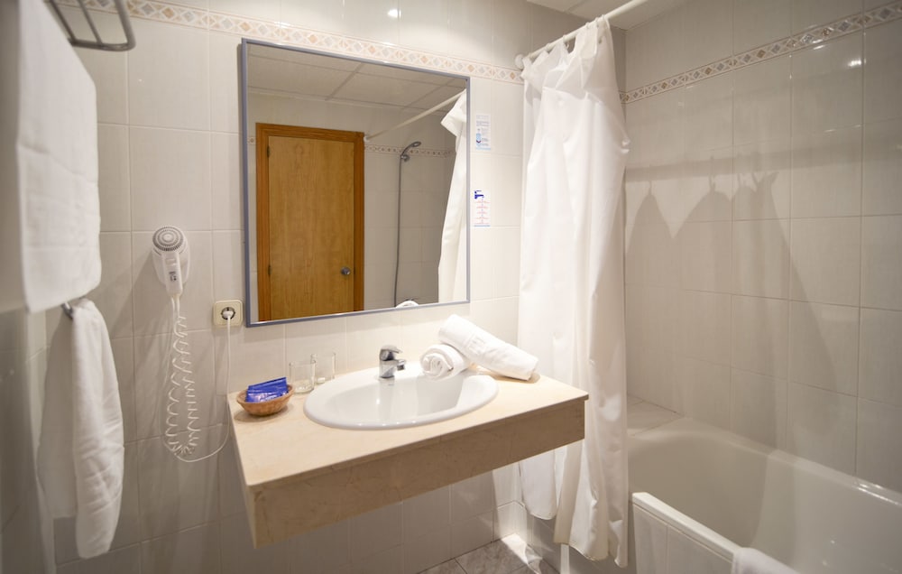 Double or Twin Room, Balcony thumbnail 6