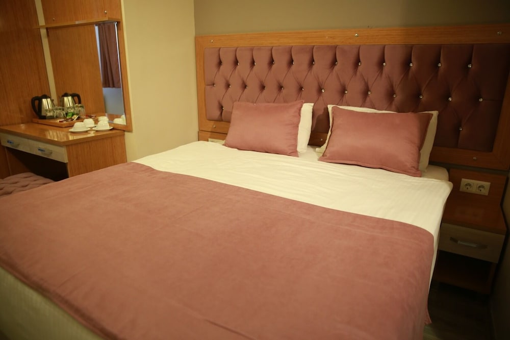 Economy Triple Room photo 3