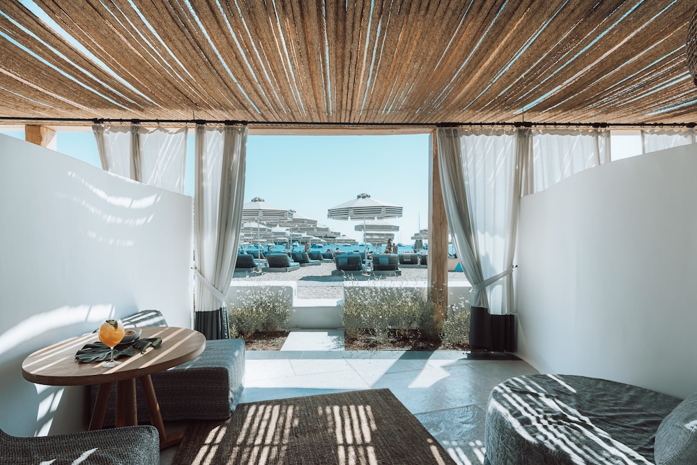 Deluxe Room, 1 King Bed, Beachfront - Photo 1