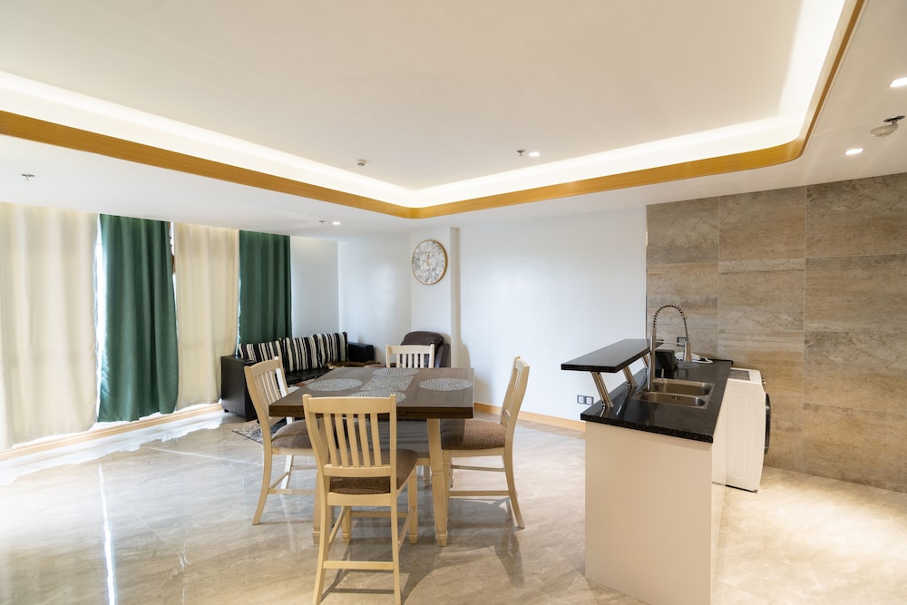 Executive Suite - Photo 6