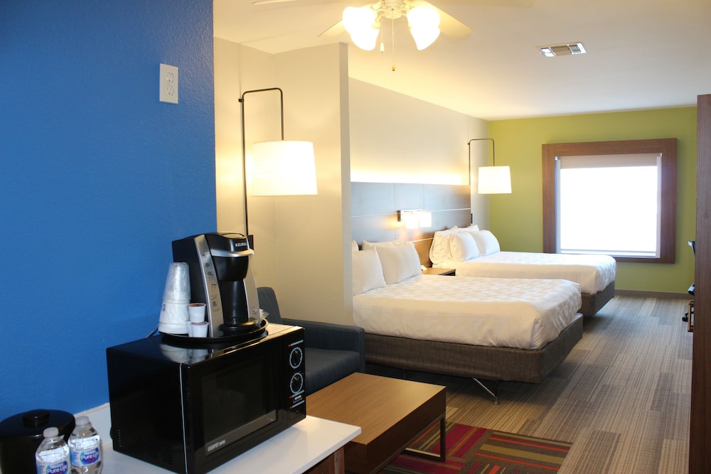 Deluxe Suite, 2 Queen Beds, Accessible, Non Smoking - Photo 2