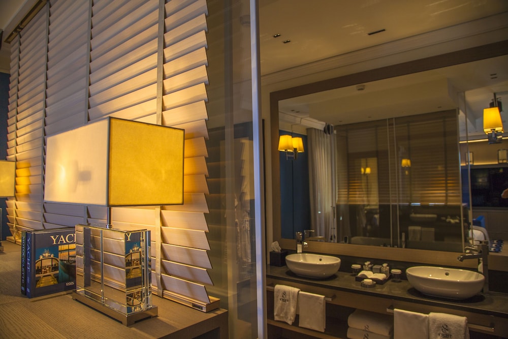 Suite, Hot Tub (Eight Suite) - Photo 4