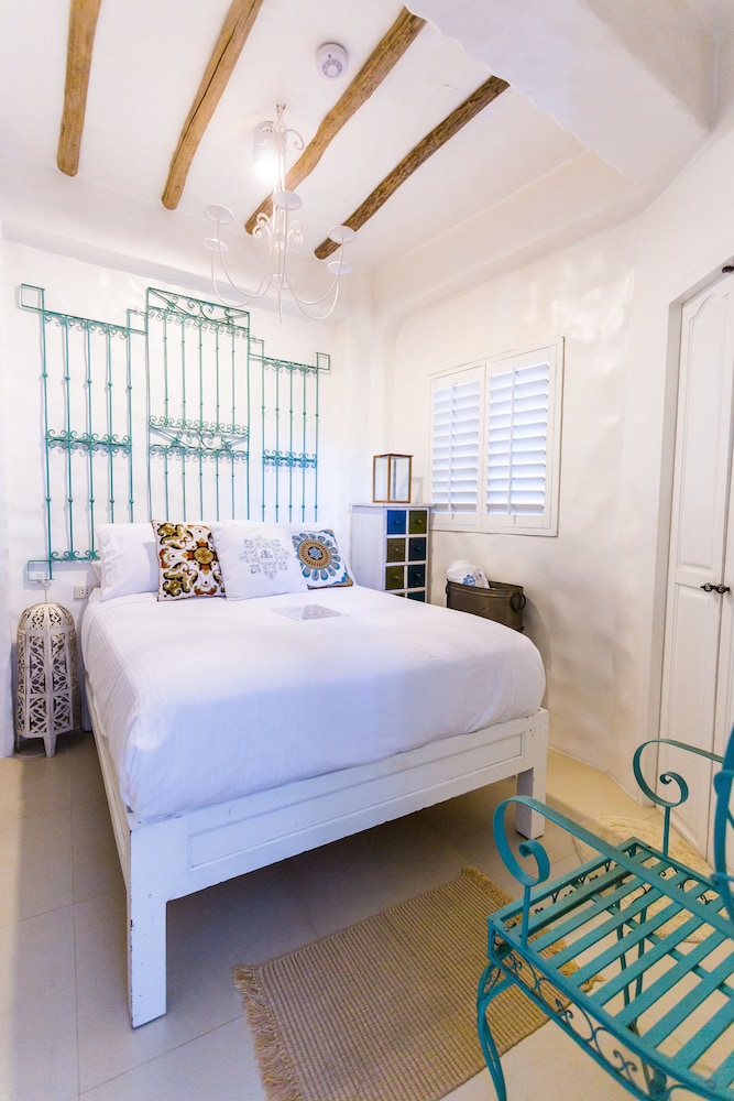 Standard Room, 1 Queen Bed photo 2