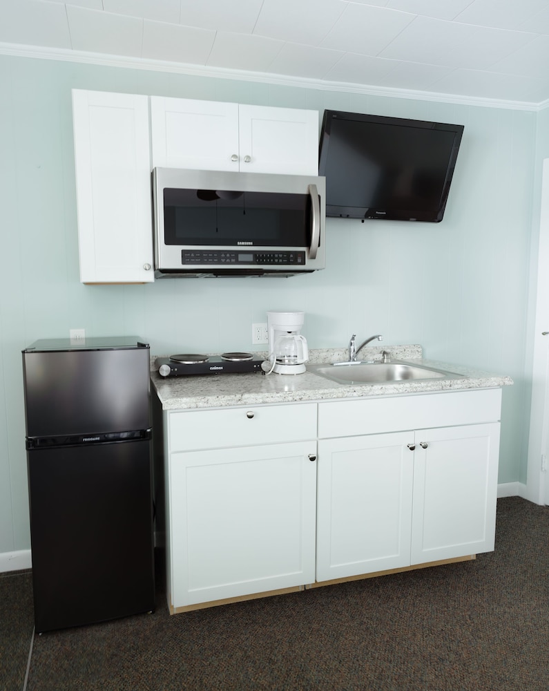 Sleeping Unit, 1 Queen And 2 Single Beds , Kitchenette photo 2