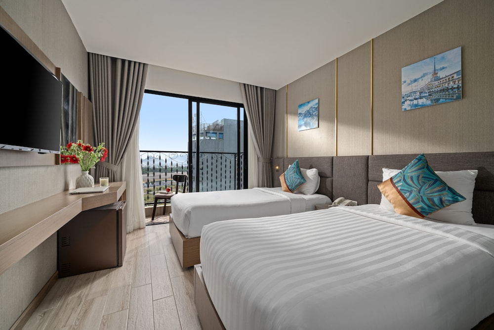 Superior Twin Room, City View