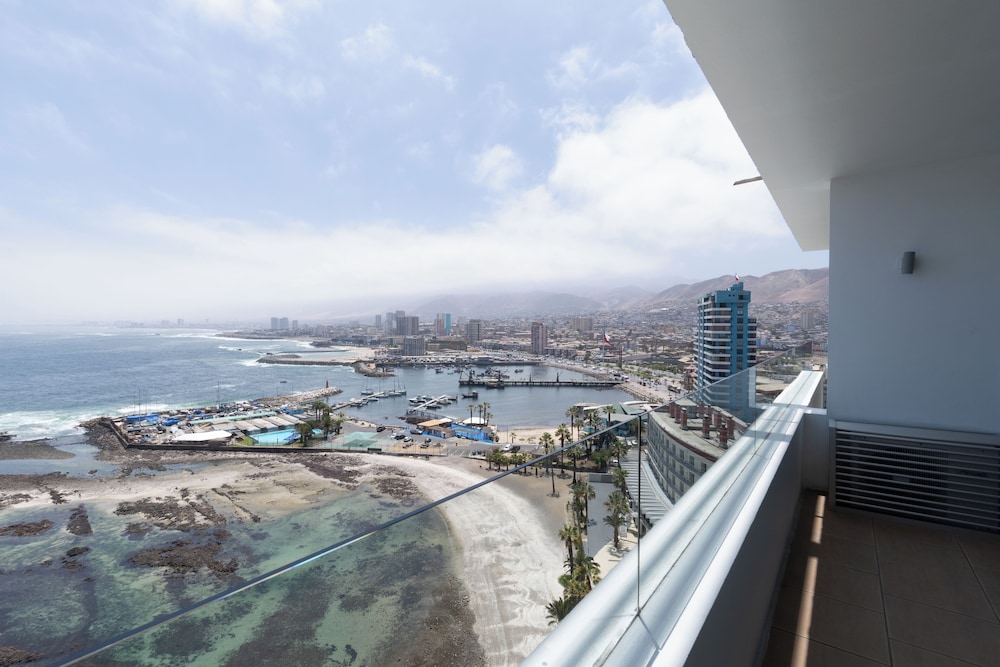 Premium Suite, 1 King Bed, Sea View (Single) - Photo 3