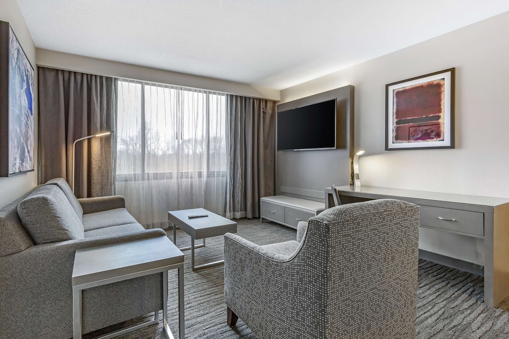 Executive Suite, 1 King Bed, Non Smoking, Refrigerator & Microwave - Photo 2