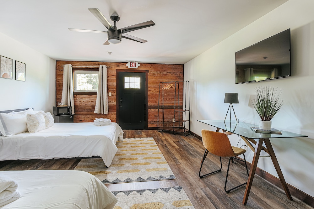 Studio, 2 Queen Beds, Pets Allowed photo 1