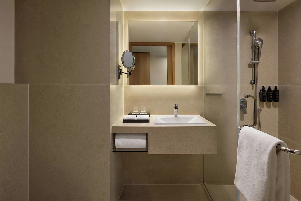 Room, 2 Twin Beds, Smoking, City View