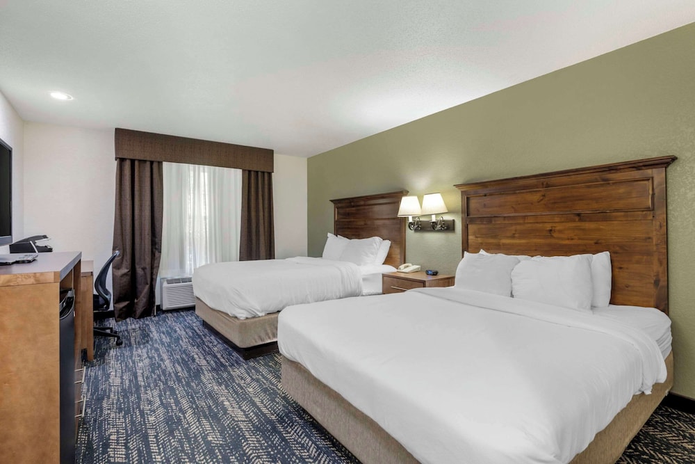 Standard Room, 2 Queen Beds - Photo 2