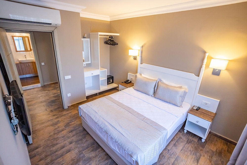 Junior Suite, Pool View photo 3