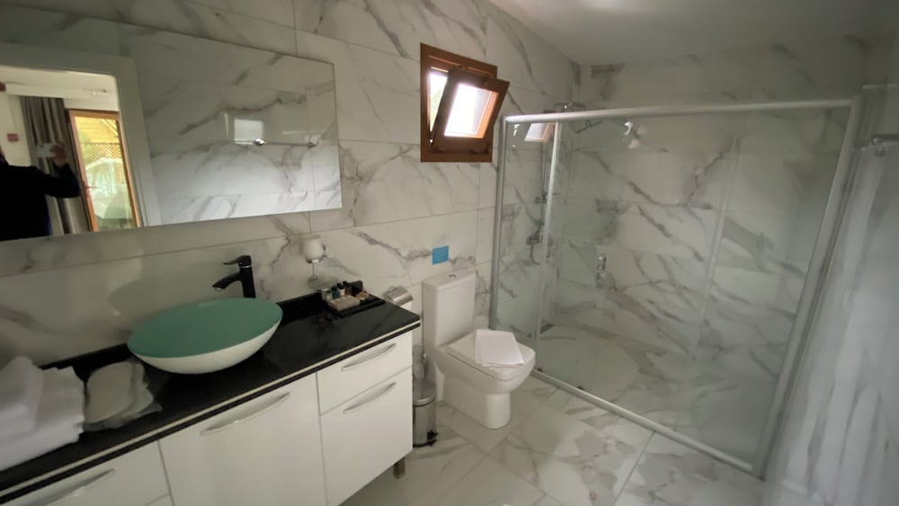 Standard Suite, 1 Queen Bed with Sofa bed, Partial Ocean View photo 2