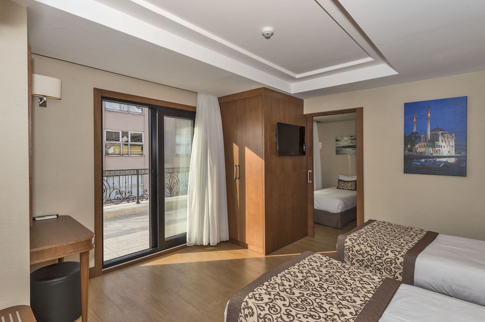 Family Triple Room, 2 Bedrooms photo 1