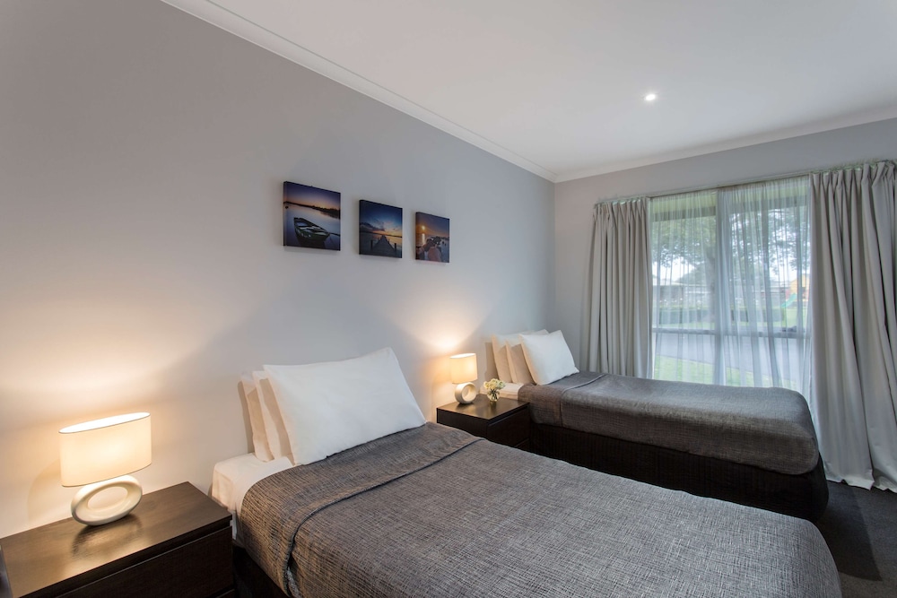 Suite, Multiple Beds, Non Smoking, Kitchenette photo 2