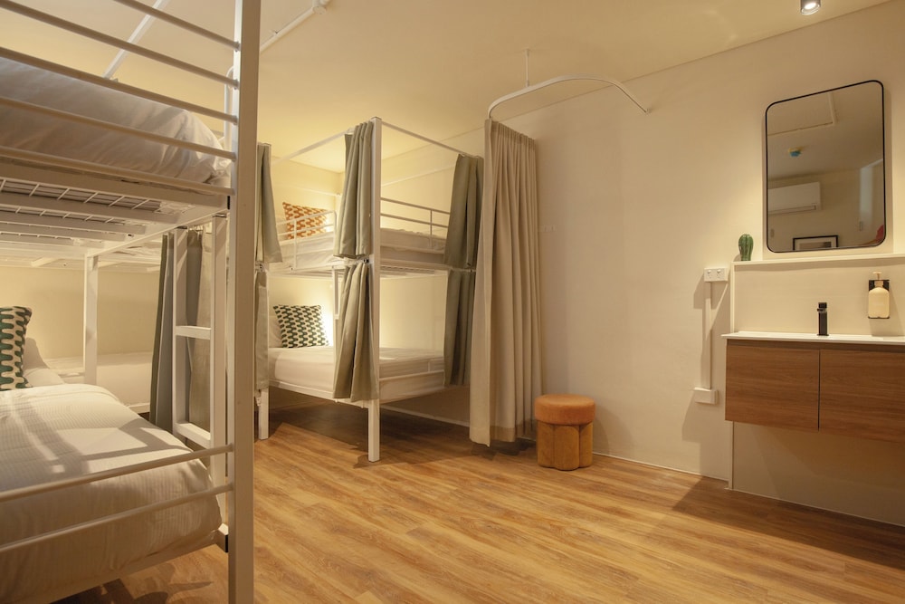 Entire 4 Bed Female Dorm photo 2