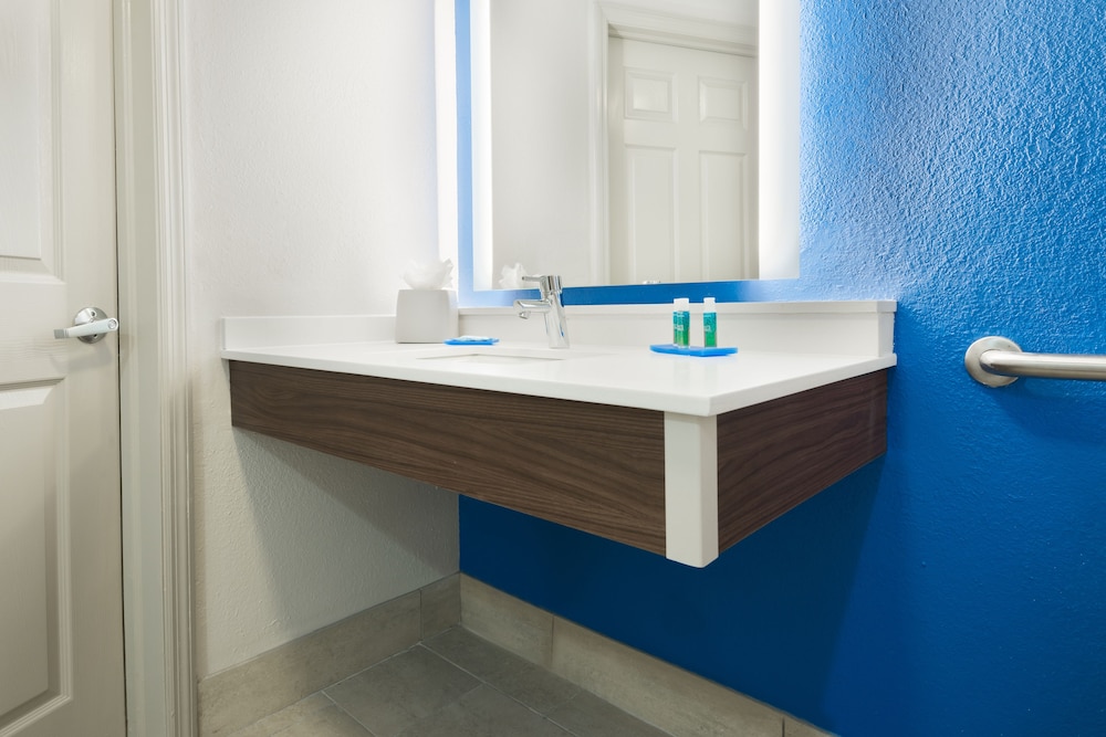 One-Bedroom Suite with Two Double Beds thumbnail 5