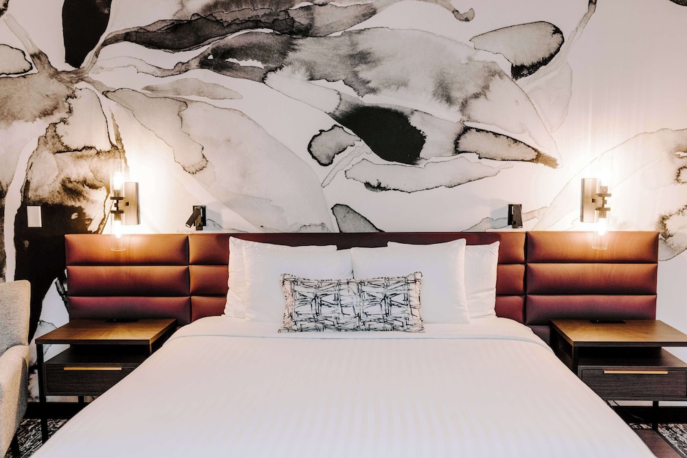 Standard Room, 1 King Bed, Non Smoking - Photo 3
